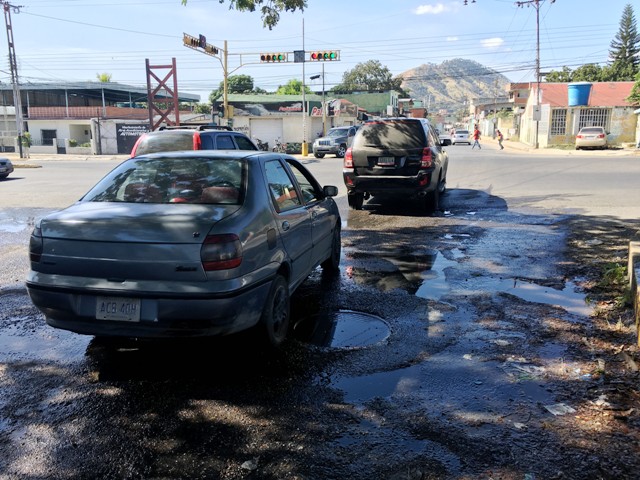 [:es]Miles de litros de aguas blancas se desperdician y dañan la vialidad en Roscio[:]