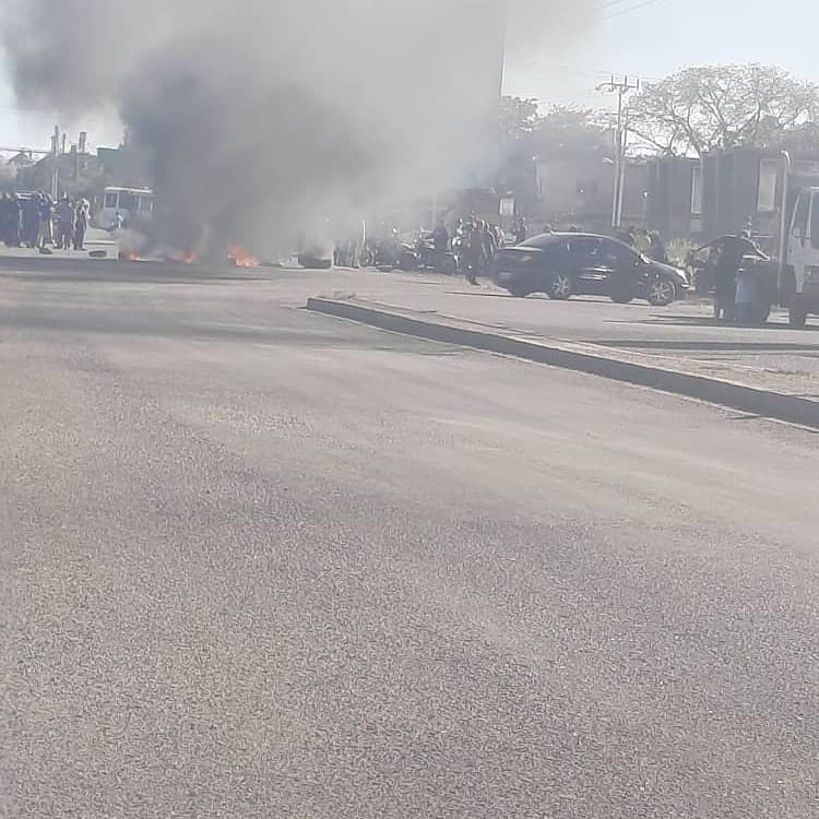 [:es]Protestan en Calabozo para exigir el suministro de gasolina[:]