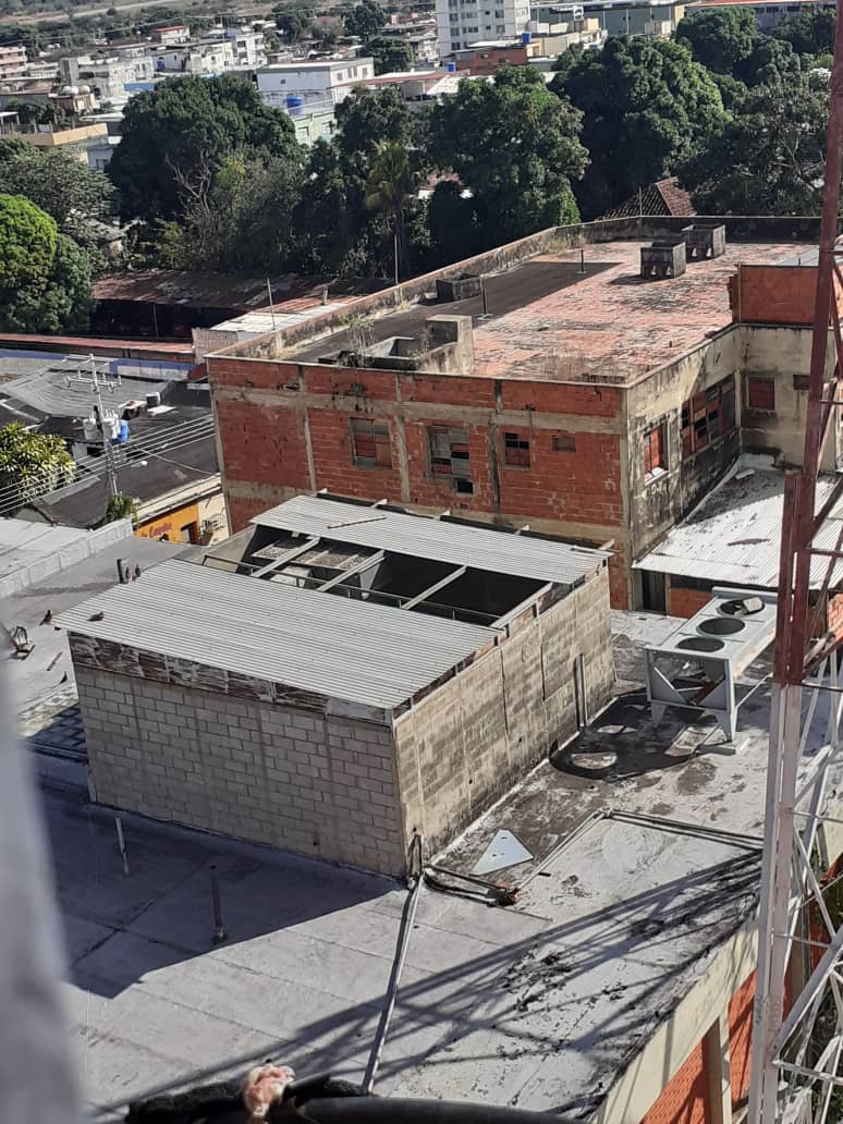 [:es]Iapatmi capturó un hombre robando el techo de antigua sede de la CANTV [:]