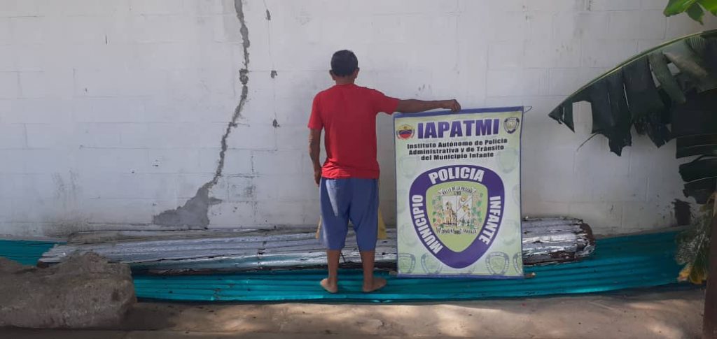 El hombre ya había logrado extraer ocho laminas.