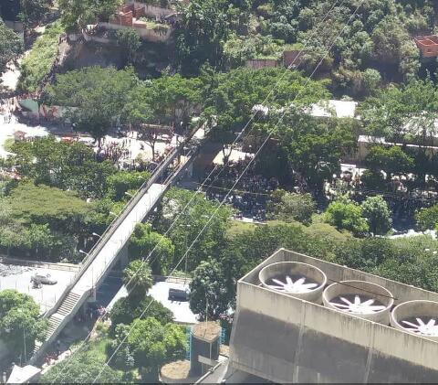 [:es]Se desplomó pasarela en San Agustín. Deja un muerto y tres heridos[:]