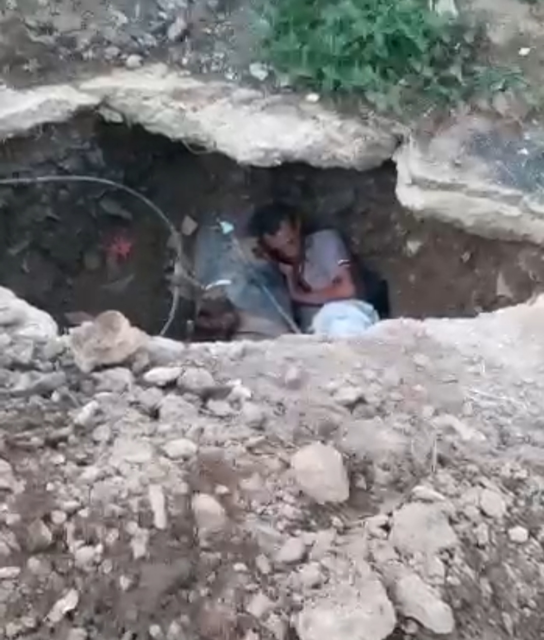 [:es]Hombre por poco pierde la vida al caer en hueco en Roscio[:]