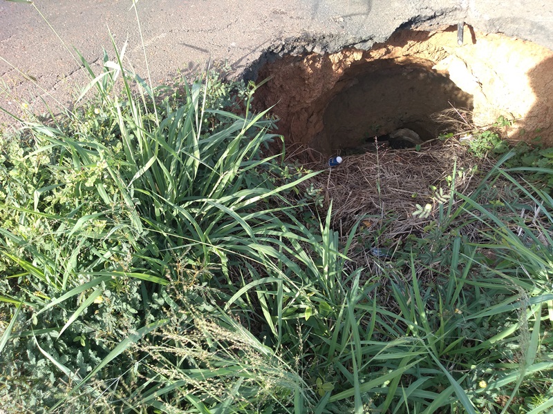 El agua socava mas el crater