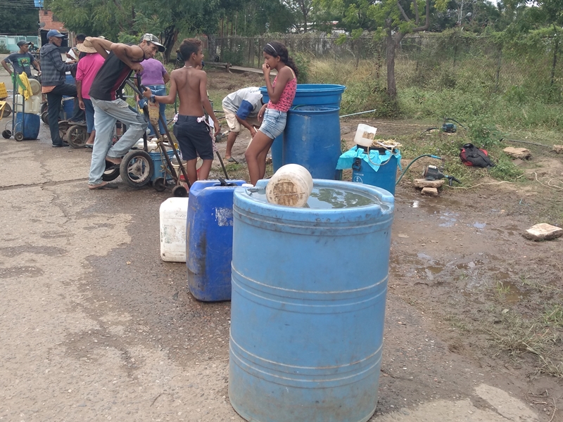 Los vecinos sedientos hacen cola para obtener el vital liquido