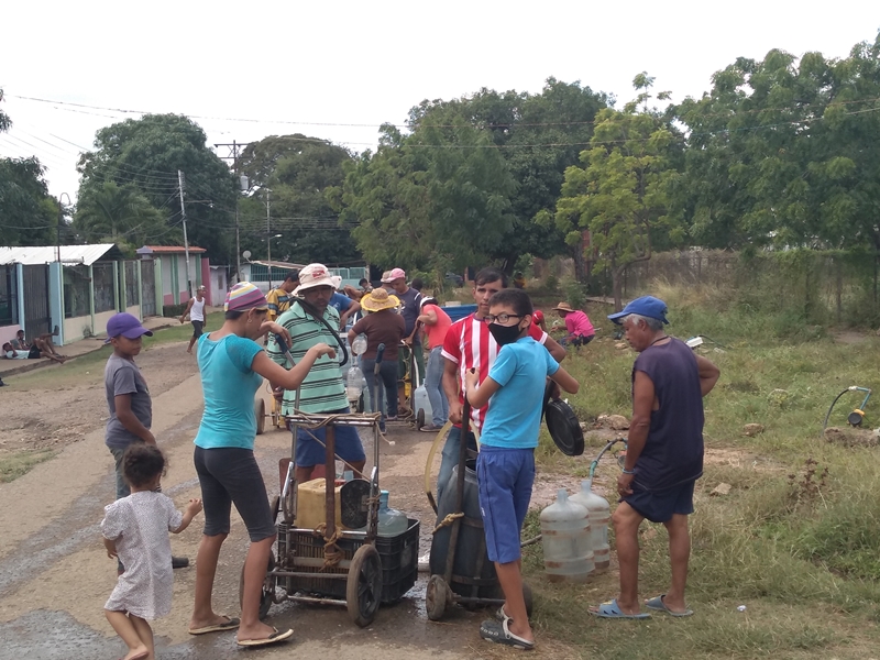 [:es]Vecinos sedientos hacen cola por agua en el sector Aeropuerto[:]