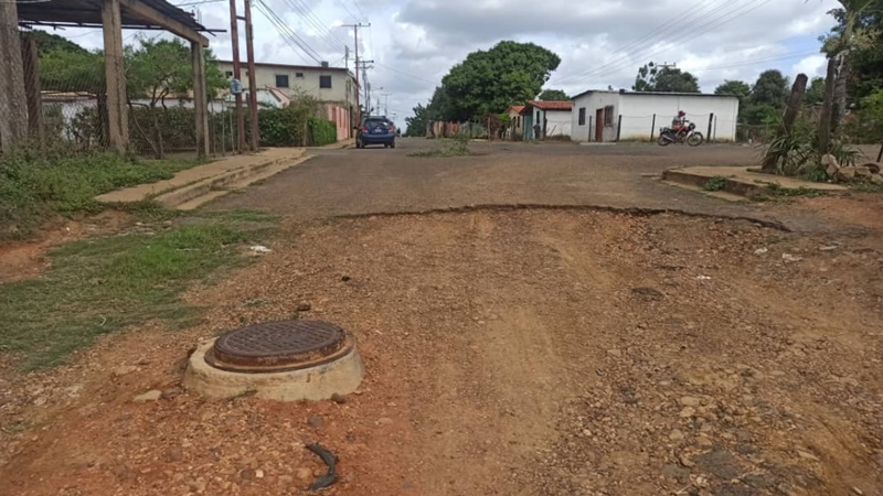 [:es]Piden reparar calle Francisco de  Miranda de Los Olivos II[:]