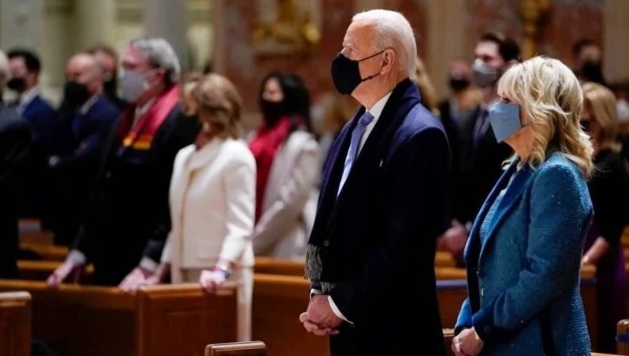 [:es]Biden comienza la jornada de su investidura asistiendo a un templo católico[:]