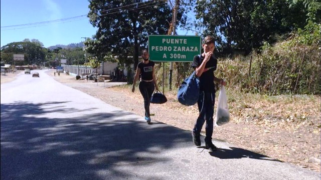 Los pasajeros deben caminar largo trecho