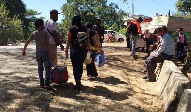 Los usuarios deben esperas el transporte del otro lado del puente