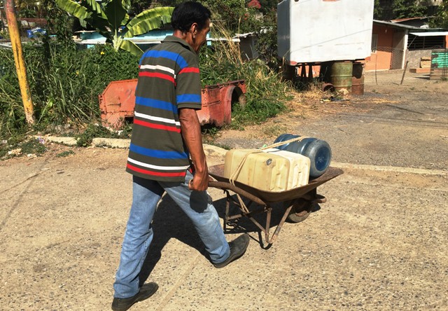 Otra de las carencias el vital líquido que deben traer de lugares lejanos