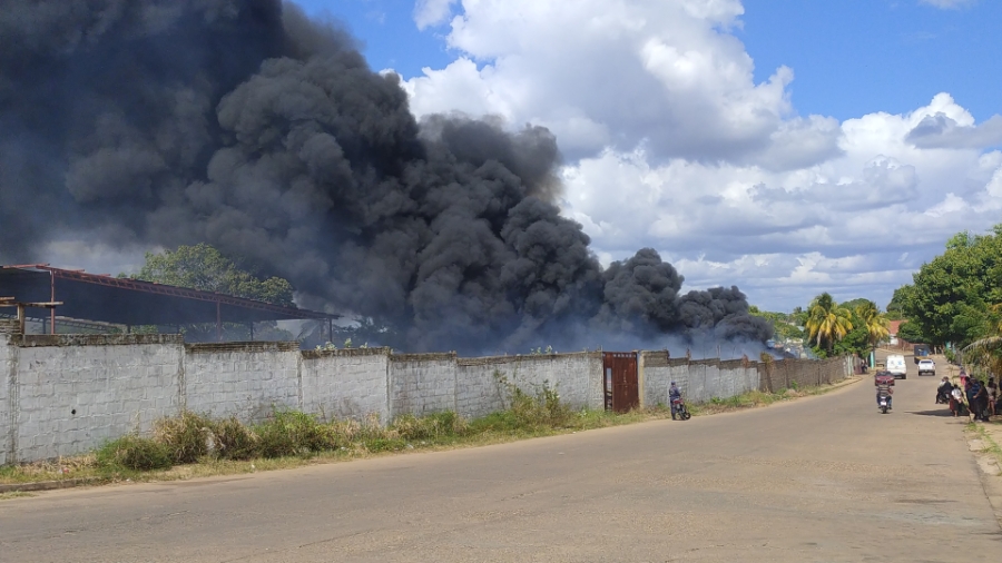 [:es]Incendió en Carlos Perez alarmó a los vallepascuenses[:]