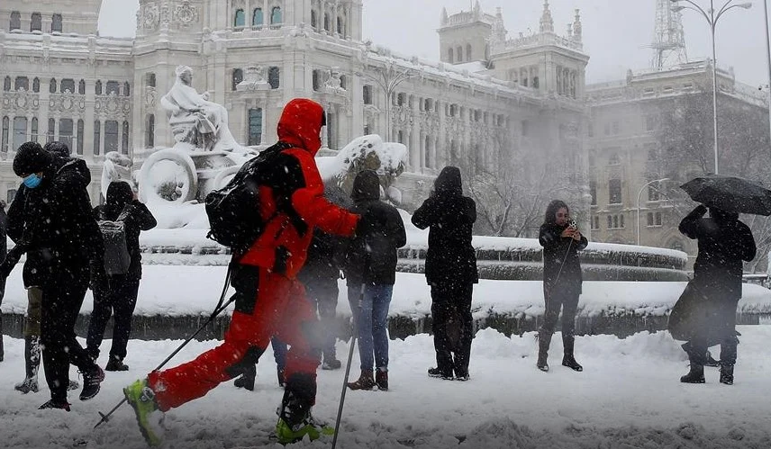 [:es]Las calles de Madrid se volvieron una pista de esquí por temporal de nieve[:]