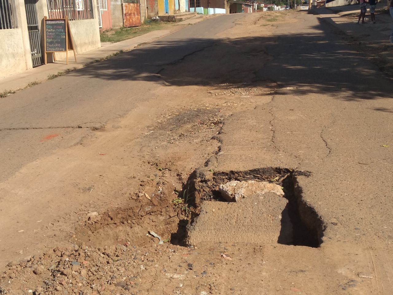 [:es]Intransitable se encuentra la calle Retumbo norte[:]