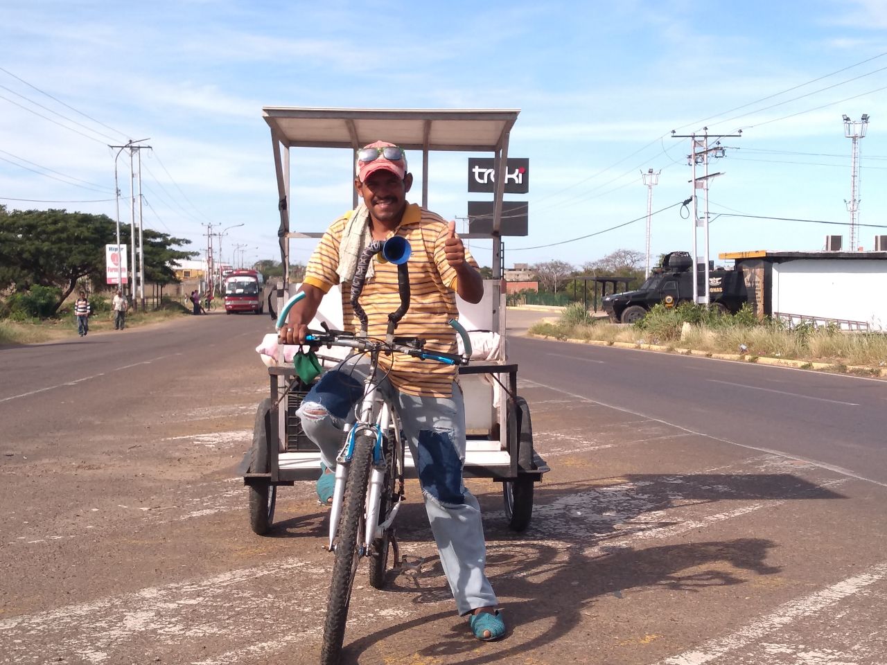 [:es]El bicitaxi de Alexander recorre las calles  de La Pascua[:]