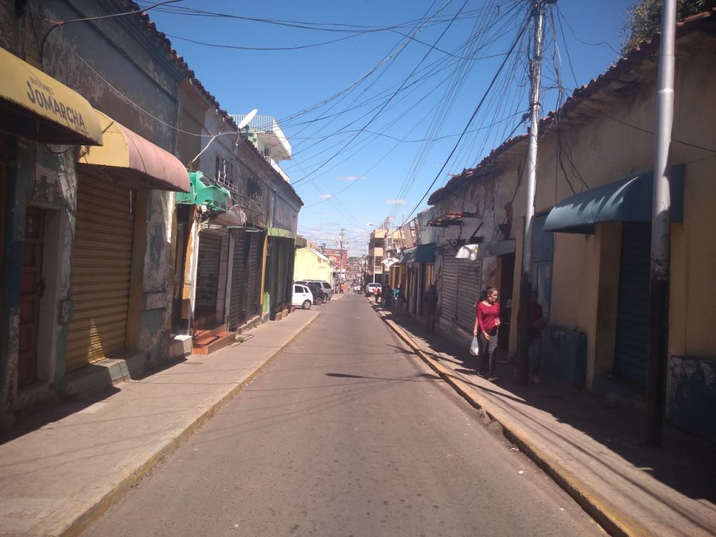 Calle de la zona centro estaban desoladas. 