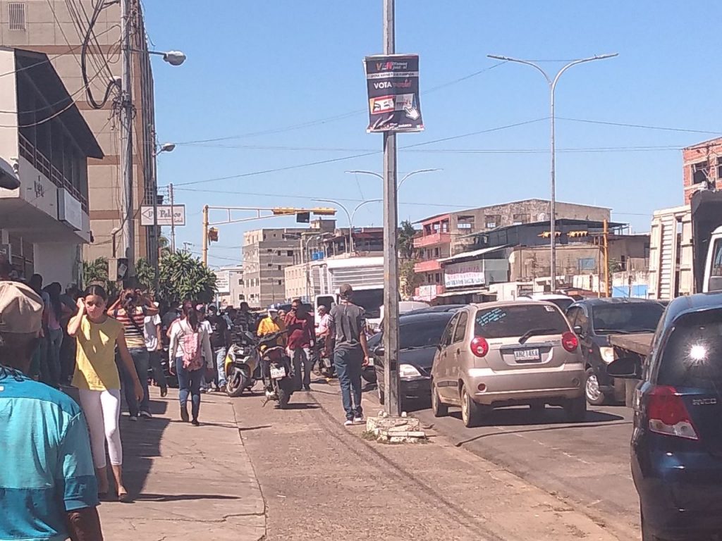 Muchas personas aglomeradas en la avenida Romulo Gallegos