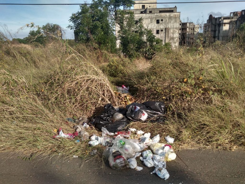 La basura esta siendo dejada en carreteras y zonas boscosas donde la encienden.
