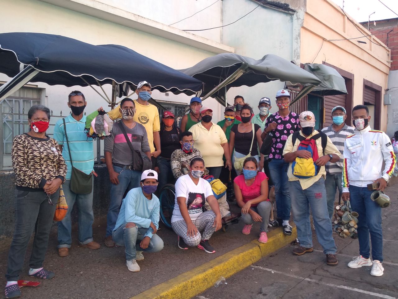 [:es]Comerciantes informales de la Rómulo Gallegos exigen les dejen trabajar[:]