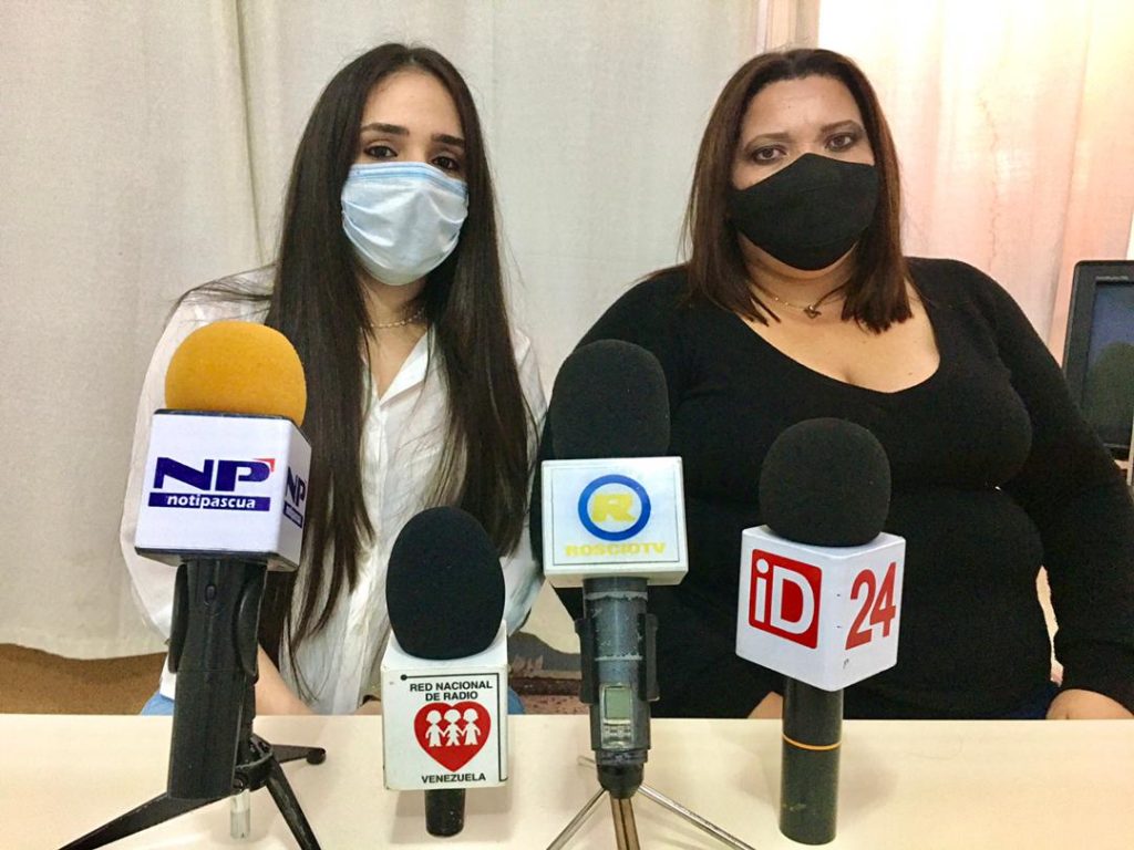 Leyla Abou Saab junto a su abogada denunciando el caso ante la opinión pública 