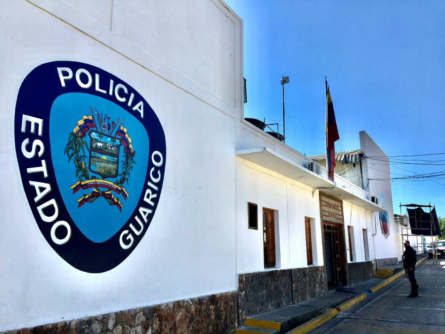 [:es]Detenido sujeto con facsímil de arma de fuego y presunta droga[:]