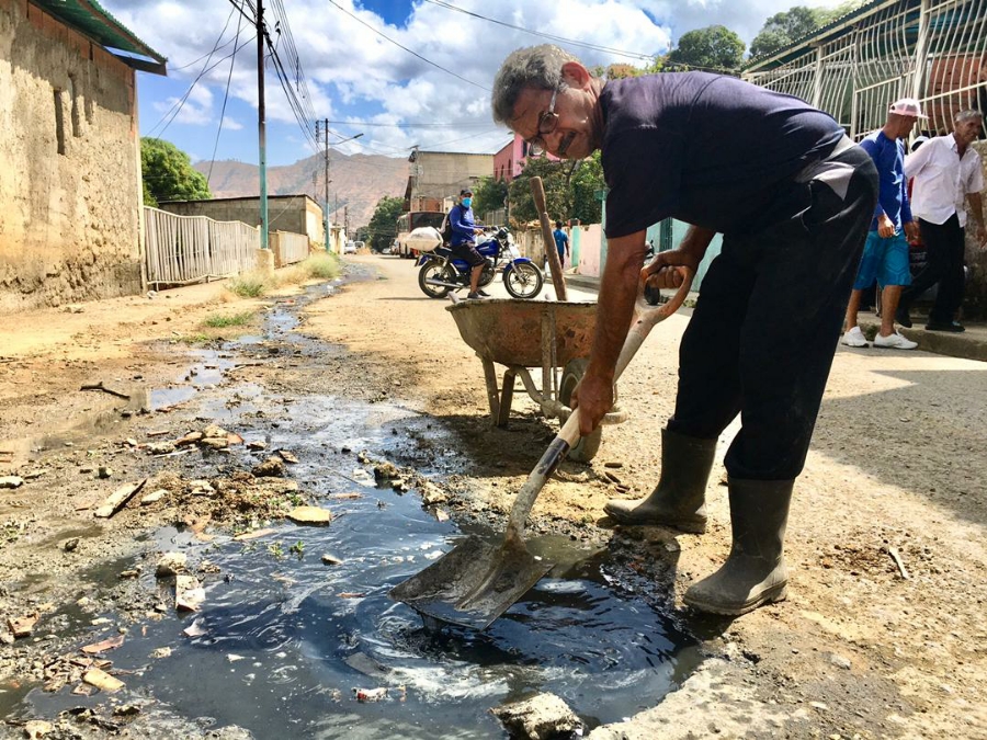 [:es]Vecinos de Santa Rosa trancaron calle en protesta por cloaca desbordada[:]