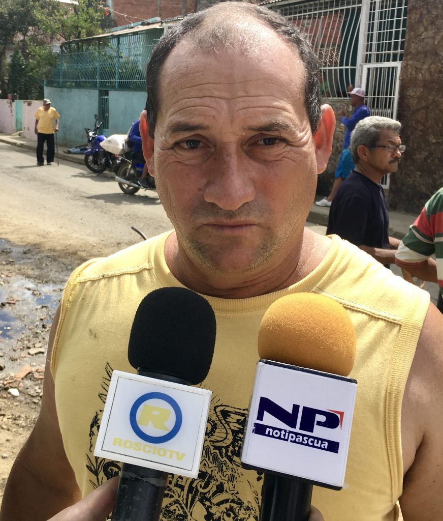 Rafael Velásquez, señaló que además de afectar su salud, afecta su negocio 