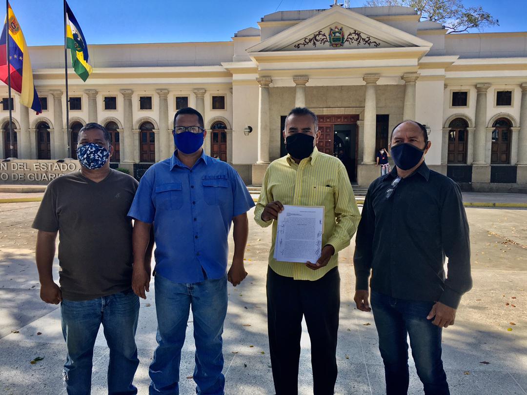 Los oficiales entregaron un documento al Gobernador José Vásquez 