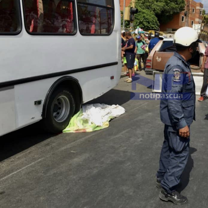 El cuerpo quedo tendido debajo de un autobús estacionado en la avenida