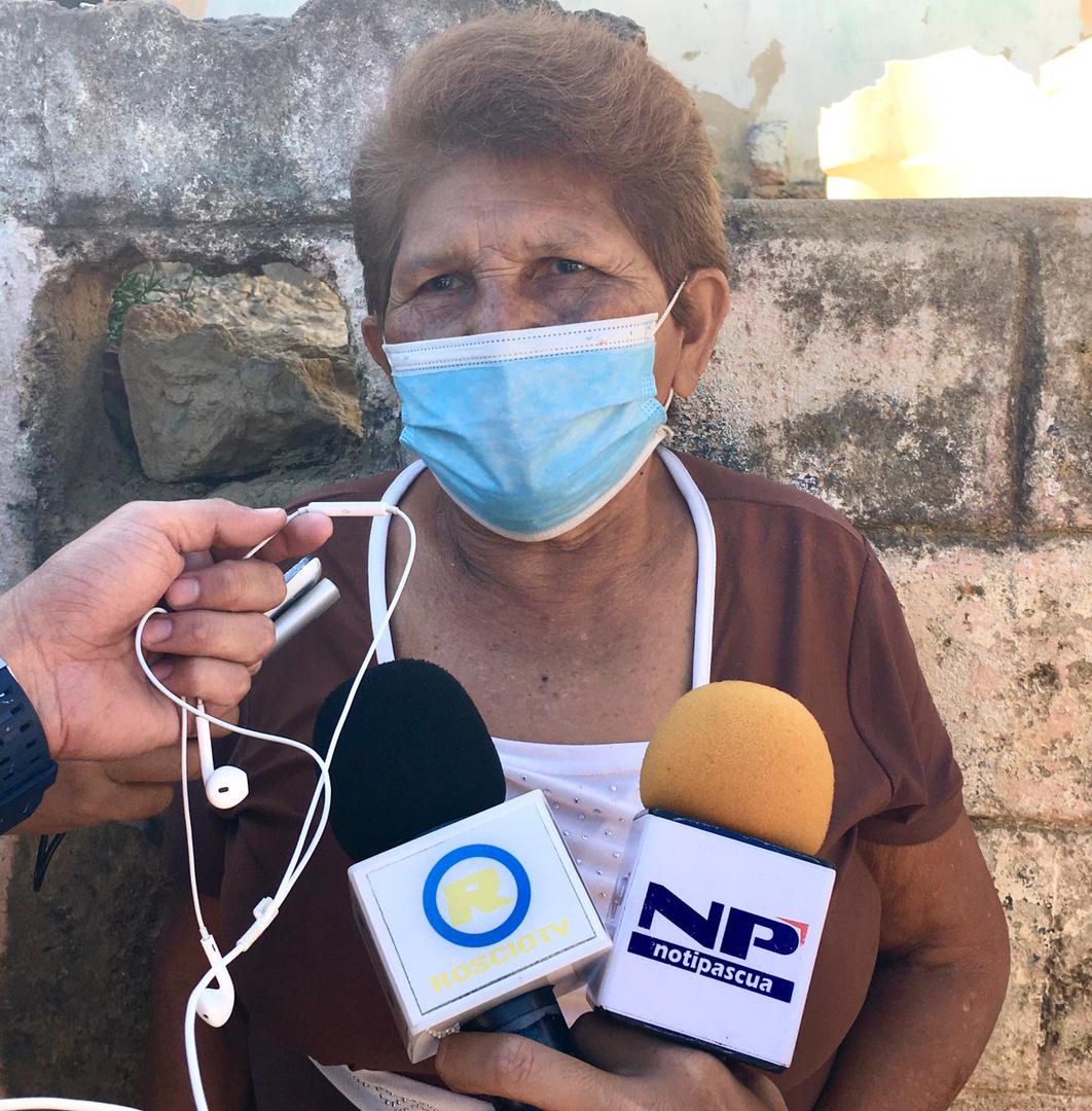 Carmen Correa, denunció que por las noches no pueden dormir por los olores nauseabundos.