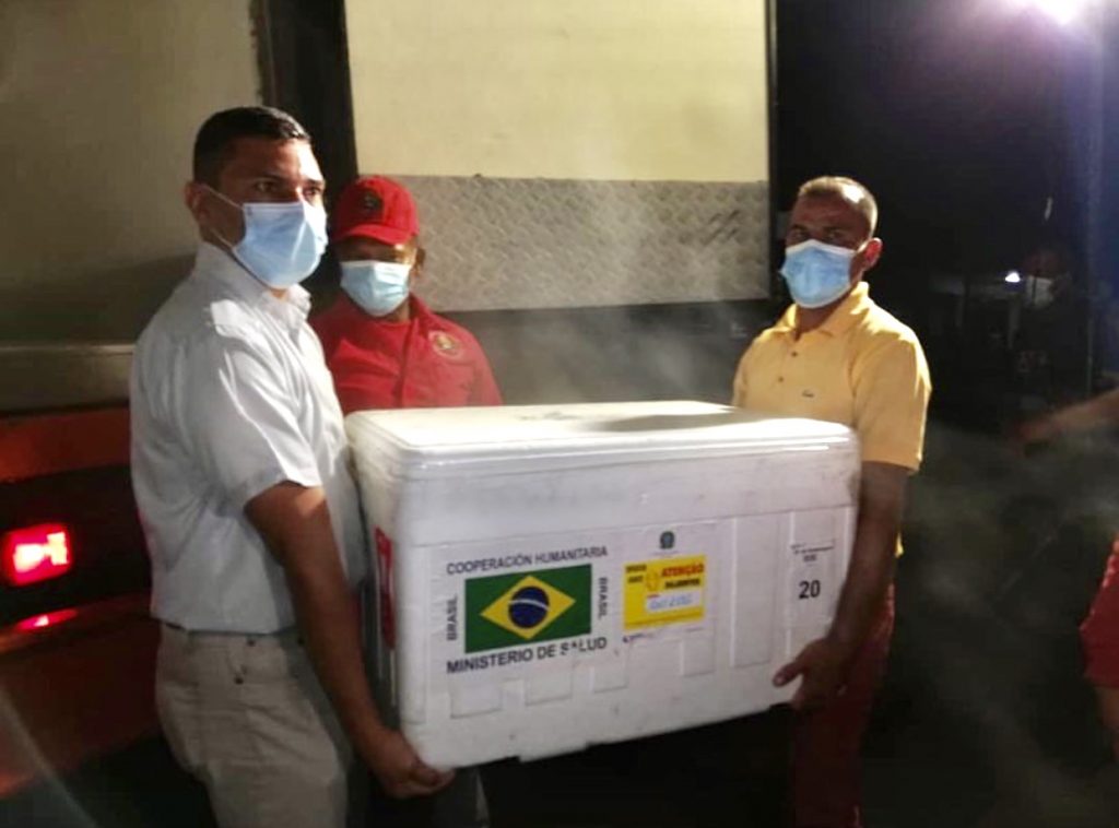 Momentos cuando eran descargadas las vacunas 