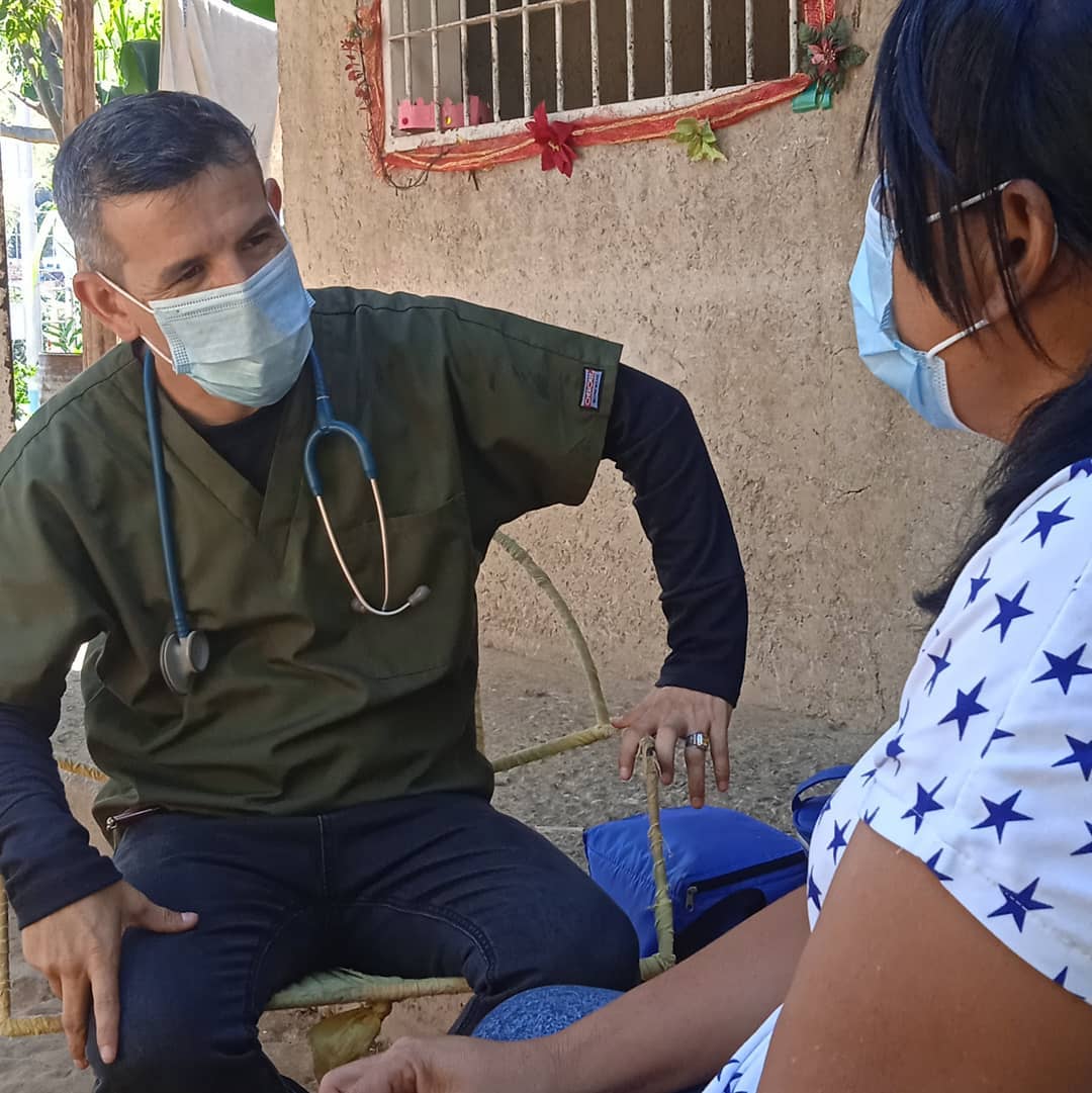 [:es]Ernesto Ramírez, una mano amiga en tiempos de pandemia[:]