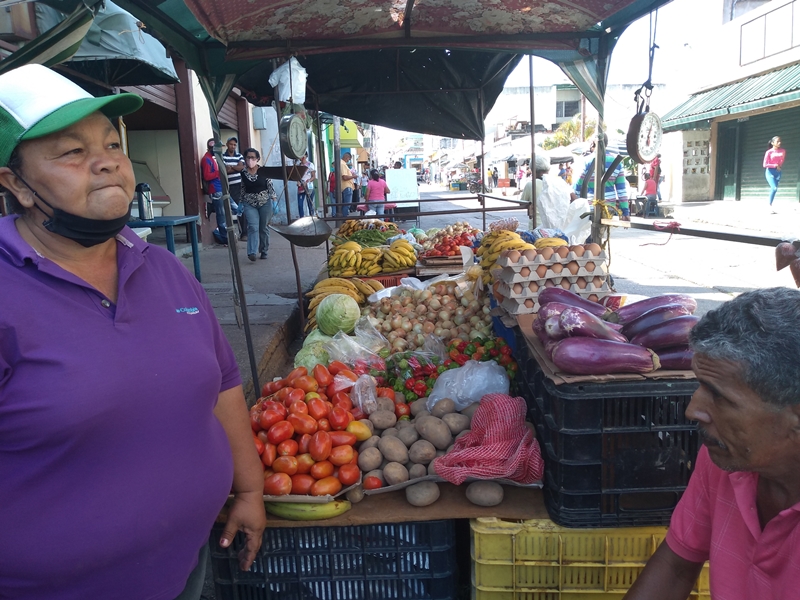 [:es]Comerciantes informales siguen esperando respuestas de la Alcaldía[:]