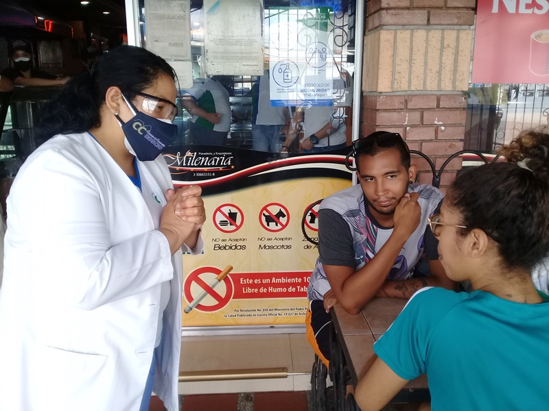 La Dra. María Gabriela García invitó a los dueños de establecimientos y a los clientes a cumplir con el uso del tapabocas y evitar así más contagios.