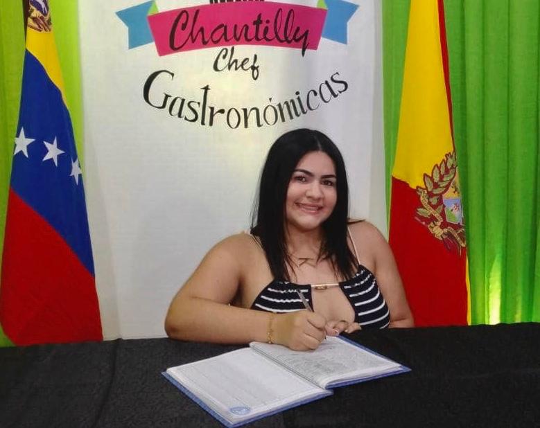 karelis Francisco durante la firma del libro