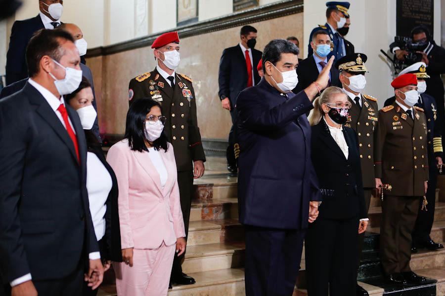 El Primer Mandatario Nacional a su llegada al Panteón Nacional