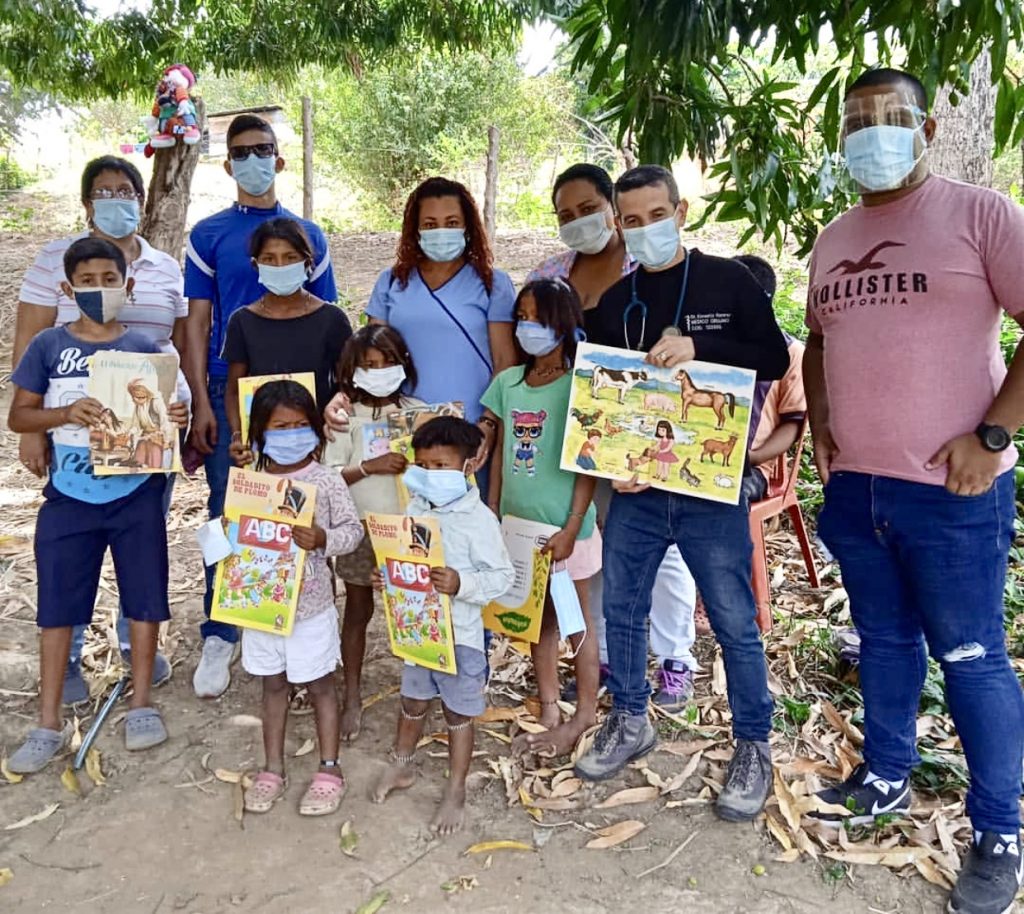 Entrega de kit a niños indígenas 