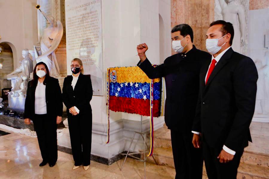 El presidente Nicolás Maduro, Cilia Flores y el Gobernador José Vásquez, durante el acto protocolar