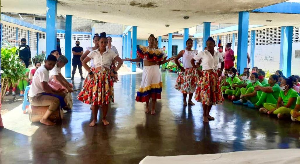 Las féminas disfrutaron de una presentación cultural 