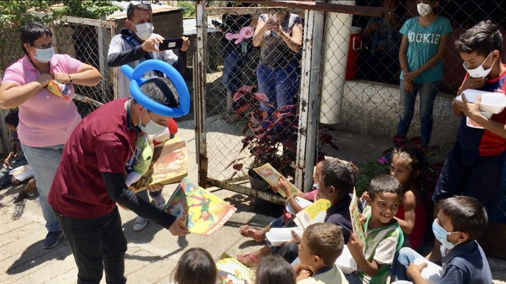 Entrega de kit escolares a los pequeños