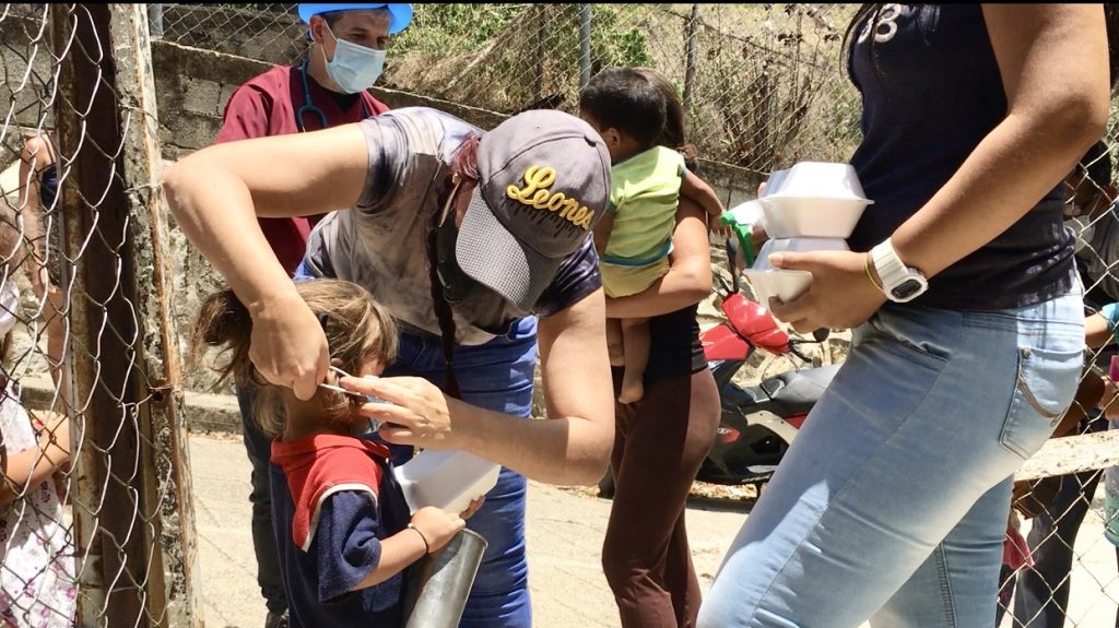 Colocación del tapabocas a todos los niños