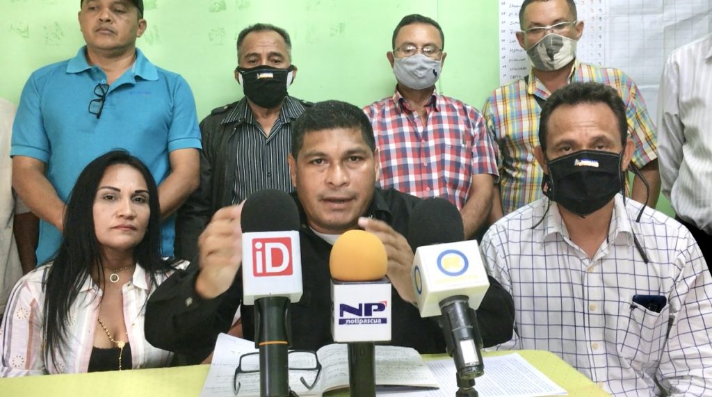 El pre candidato durante la rueda de prensa acompañado de líderes de Avanzada Progresista