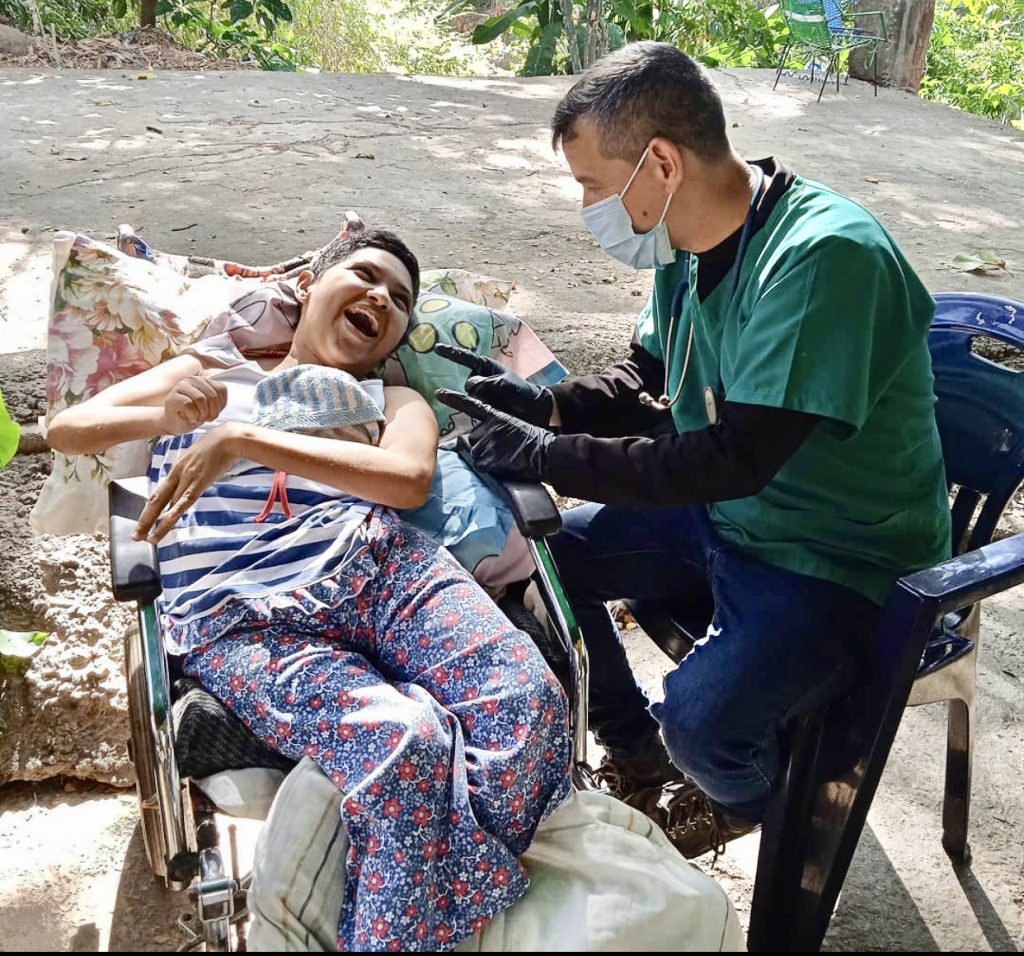 El médico de los pobres como se le conoce no tiene límites a la hora de atender a los más necesitados 