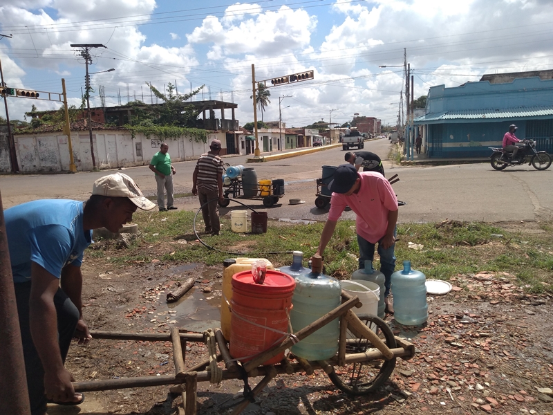 [:es]Vecinos de Los Ilustres y San Miguel claman por agua y gas[:]