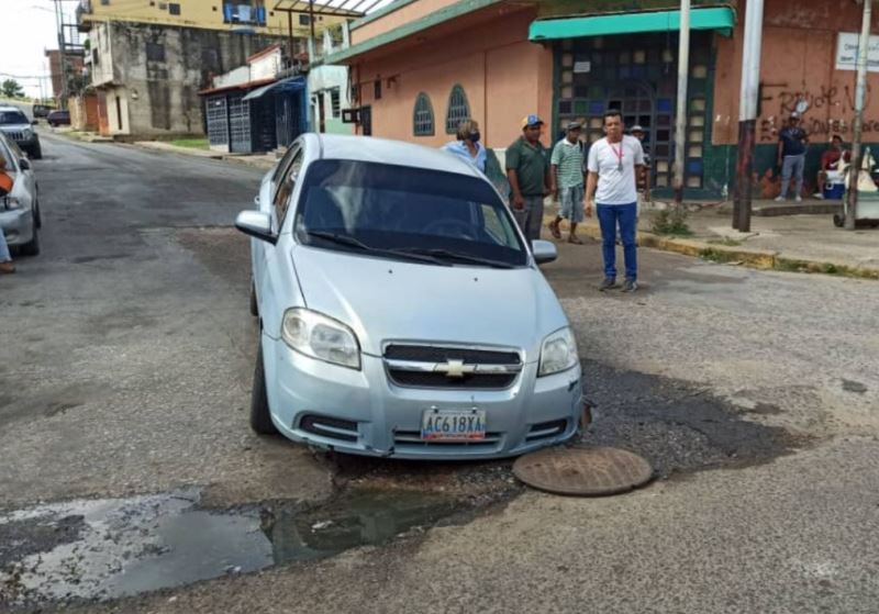 [:es]Abundan huecos tragacarros y bocas de visita sin tapas en las calles de La Pascua[:]