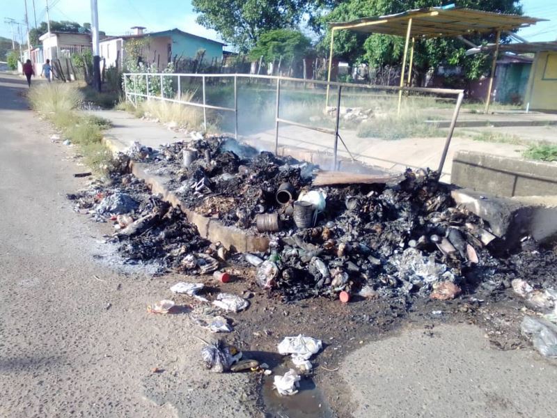[:es]Queman la basura en las calles por falta de aseo urbano[:]