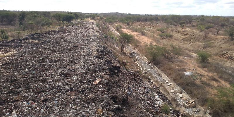 [:es]Queman toneladas de basura a cielo abierto[:]