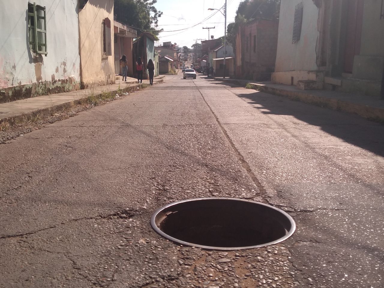 [:es]Boca de visita sin tapa representa grave riesgo de accidentes[:]