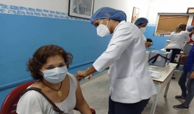 [:es]Habilitaron cinco centros de vacunación en Caracas para los maestros[:]