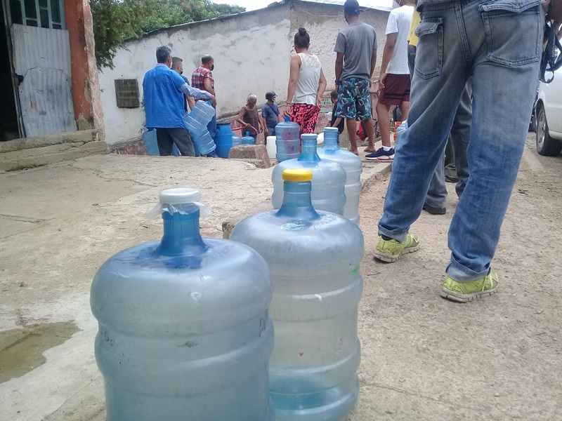 [:es]Sanjuaneros buscan agua para consumo en chorritos de manantial[:]