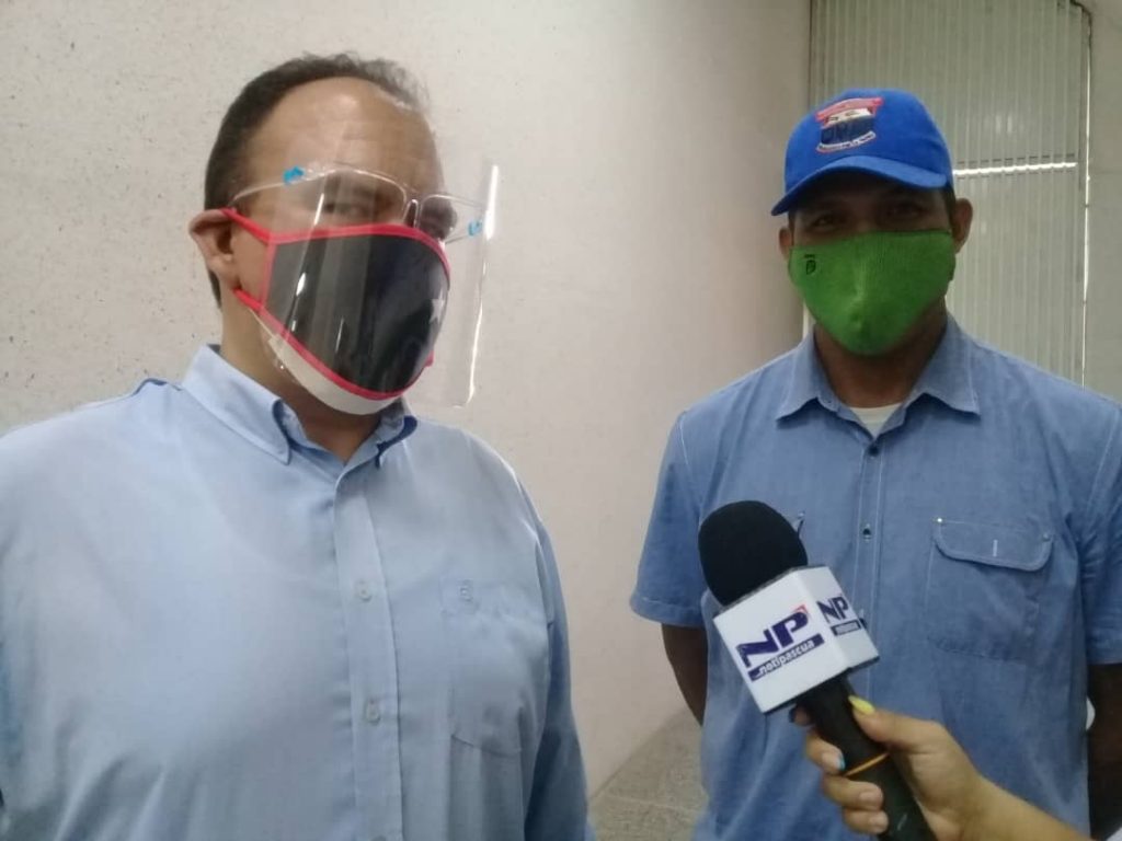 Jesús Hernández, director estadal del Ministerio de Comercio, junto a Edilberto Navas, miembro del Congreso para los Pueblos en Guárico.